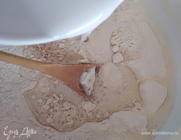 Молоко соединить с водой и подогреть. Влить в муку, размешать.