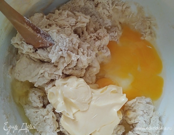 Добавить яйца и размягченное масло, снова перемешать.