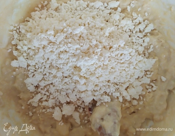 Творог перетереть через сито или размять хорошо вилкой. Добавить в тесто.