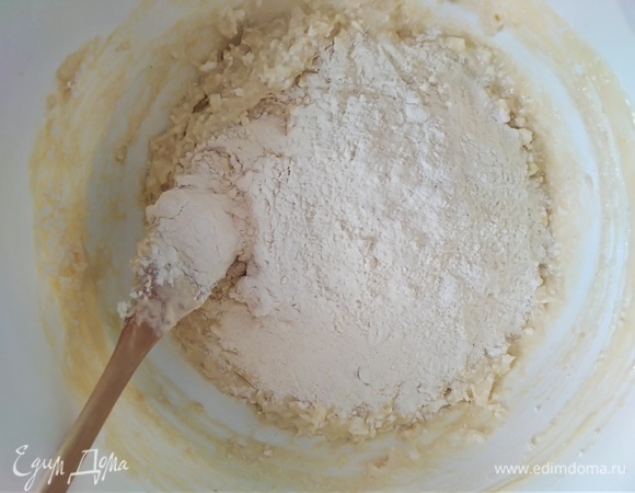 Постепенно подсыпая оставшуюся муку, замесить мягкое тесто. Месить не менее 5–10 минут.