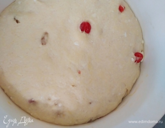 Тесто должно увеличиться вдвое. Его нужно обмять, разделить на части.