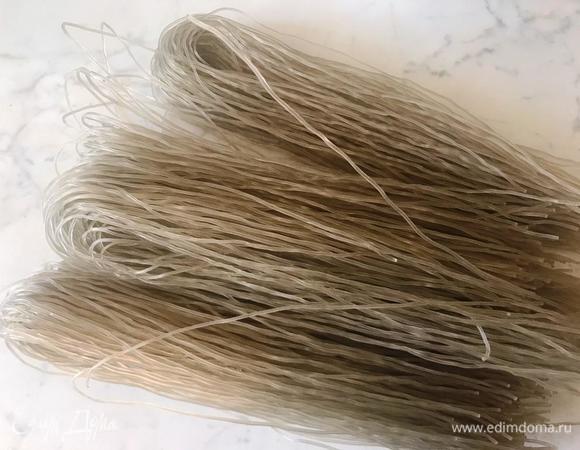 Если когда-нибудь вы встретите в продаже эту страшную серую лапшу — смело покупайте. Это самая вкусная лапша, которую я пробовала. Она никогда не слипается и отлично держит форму.