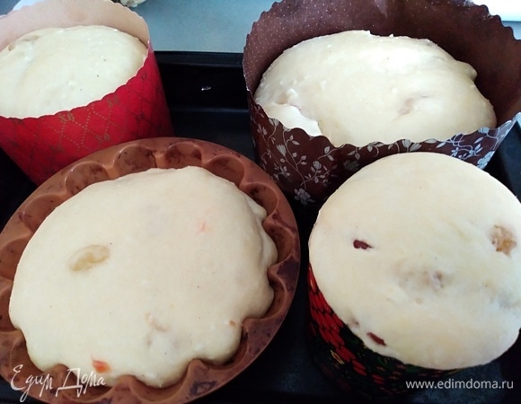 Куличи после расстойки. Выпекать 30–45 минут в зависимости от размера. Маленькие готовы через 25 минут. Готовность можно проверить палочкой.