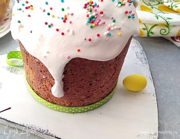 Куличи остудить на решетке до комнатной температуры. Нанести глазурь и украсить посыпкой.