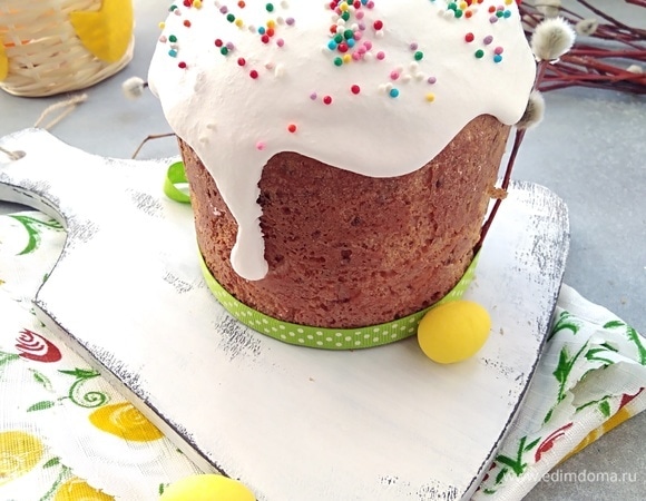 Напишу, как делала глазурь, пошаговых фото нет. Соединить в кастрюле белки и сахар, нагреть до 70°C на водяной бане. Сахар должен почти раствориться. Убрать с бани, взбить миксером 2–3 минуты, влить лимонный сок для блеска и еще немного взбить (2 секунды). Наносить на куличи сразу — глазурь быстро сохнет.