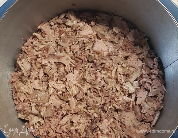 Вареную куриную грудку нарезать мелко. Уложить в салатник или в форму, сверху смазать майонезом.