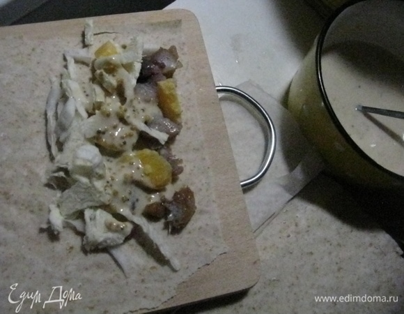 Сворачиваем роллы: на доску выкладываем тесто (посыпать мукой необязательно, оно не липкое), раскатывать его не нужно — оно и так уже вытянуто. Выкладываем начинку, сворачиваем. Тесто, как пергамент, — очень тонкое и поэтому очень вкусное, а главное, малокалорийное.