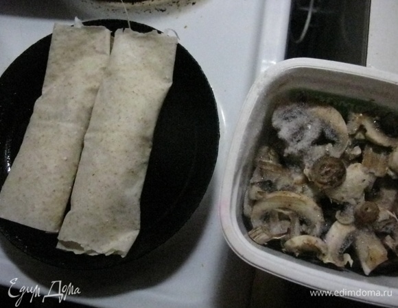 Обжариваем на сковородке (лучше без масла, тогда будет эффект печенных в печи).