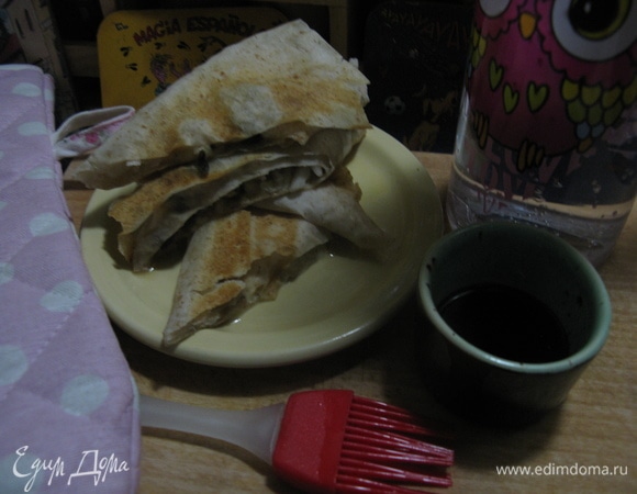 Очень вкусно с имбирем и соевым соусом есть горячими, хотя когда остынут, тоже вкусно. Приятного аппетита всем!