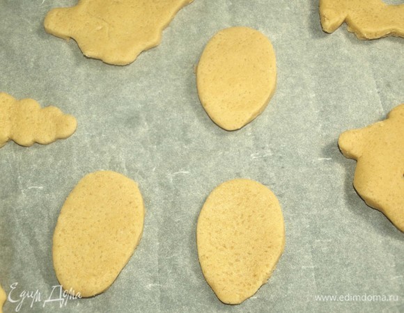 Аккуратно перекладываем на противень бумагу с печеньем. Можно просто смазать печенье желтком и посыпать сахаром. Отправляем в заранее разогретую до 180°C духовку. 10–12 минут достаточно. Следите, чтоб печенье не подгорело.