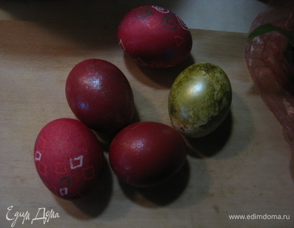 Отваренные яйца чистим и нарезаем кубиками. Я люблю салаты крупной нарезки, но тут уже каждый по желанию.