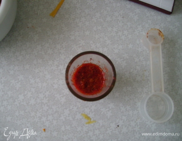 Сухофрукты залить апельсиновым соком и оставить на несколько часов. Замочить шафран в небольшом количестве воды.