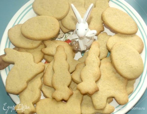 Как только печенье стало золотистым, достаем и даем ему полностью остыть. Перекладываем на блюдо.