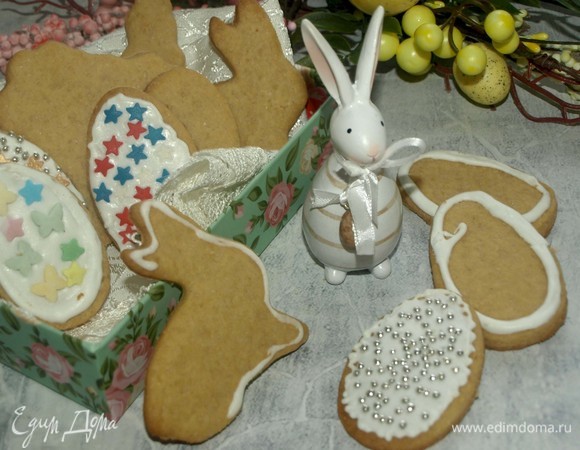 Можно печенье просто посыпать сахарной пудрой. Можно приготовить или купить готовую глазурь и украсить на свое усмотрение.