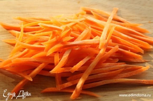 Морковь нашинковать тонкими полосками. Так же нашинковать огурец и болгарский перец.