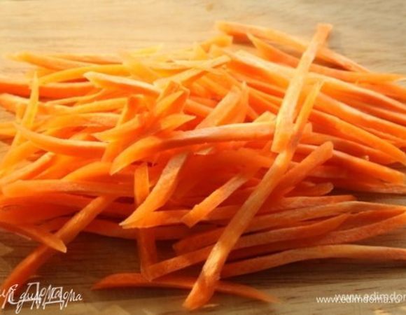 Морковь нашинковать тонкими полосками. Так же нашинковать огурец и болгарский перец.