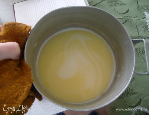 Растопить сливочное масло и слегка остудить.