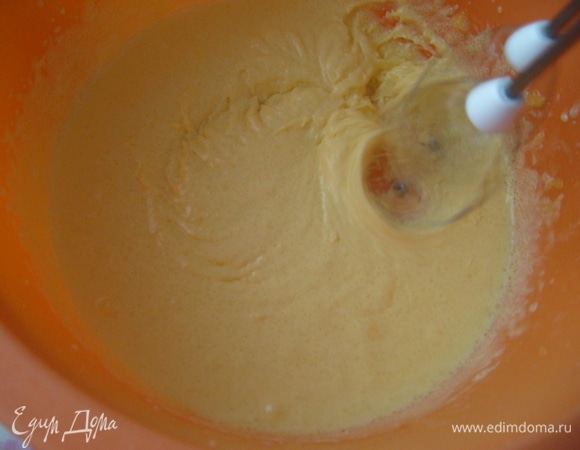 Взбить яйцо, желтки и сахар в пышную пену.