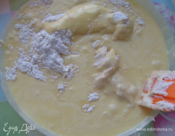 Муку просеять, добавить молочно-дрожжевую и яичную массы, добавить процеженную шафрановую воду, сливочное масло и замесить тесто.