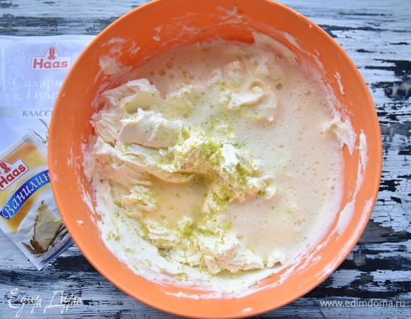 Для начинки смешать сахарную пудру с сыром. Перемешивать компоненты начинки следует аккуратно, вручную (не взбивать). Отдельно венчиком взбить яйца и ввести в сырную смесь. Также аккуратно вмешать яйца движениями снизу вверх.