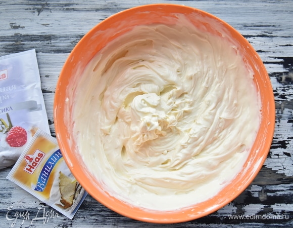 Влить сливки, добавить цедру и ванилин. Перемешать. Начинка должна быть однородной и гладкой.