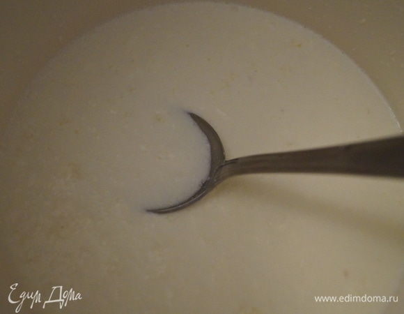 Тесто начинаем замешивать с майонеза: смешайте его с холодным кипятком, солью, сахаром, закваской.