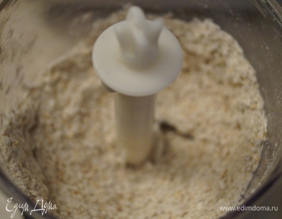 Овсяные хлопья измельчите в блендере, получится мука. Высыпьте ее в жидкую основу для теста.