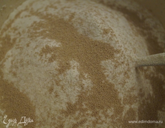 Просейте туда же пшеничную муку высшего сорта, высыпьте сверху дрожжи.