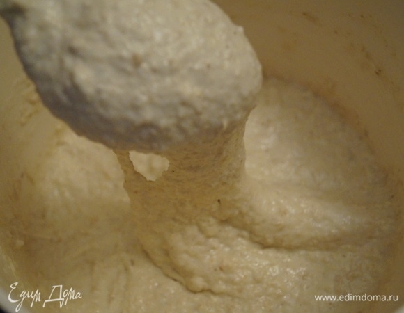 Замесите тесто средней густоты, добавьте масло в конце замеса.