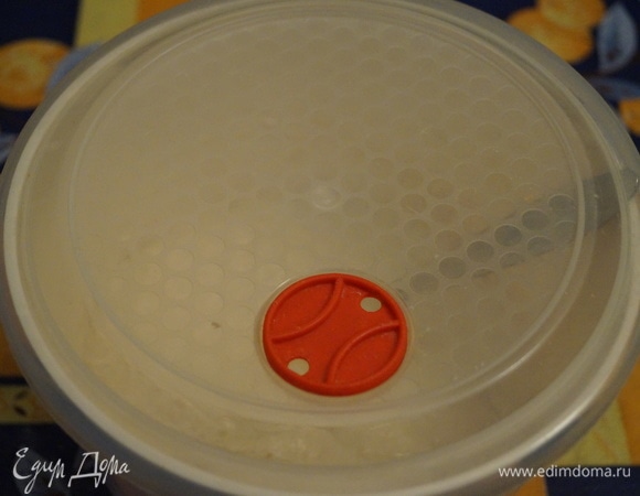 Накройте тесто крышкой и оставьте на 40–60 минут, чтобы оно хорошо подошло.