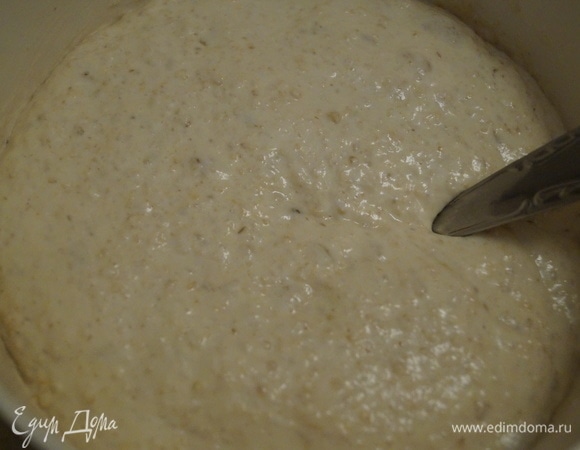 Тесто, не перемешивая, выкладывайте столовой ложкой на разогретую с маслом сковороду, начиная с края.