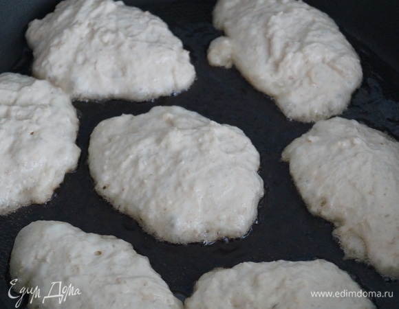 Жарьте на среднем огне до румяной корочки с двух сторон.