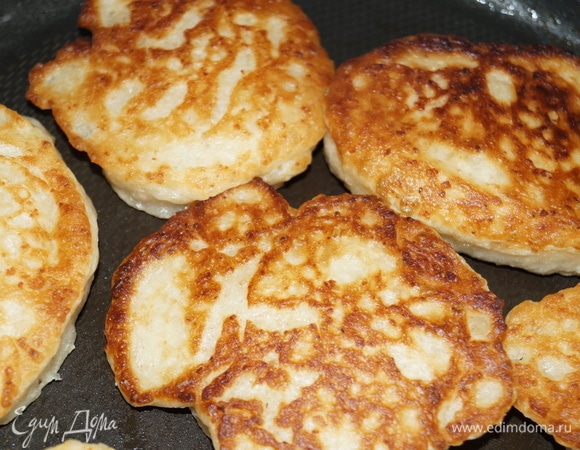 Масло наливайте столько, чтобы оно прикрывало дно сковороды, дабы оладьи хорошо прожарились.