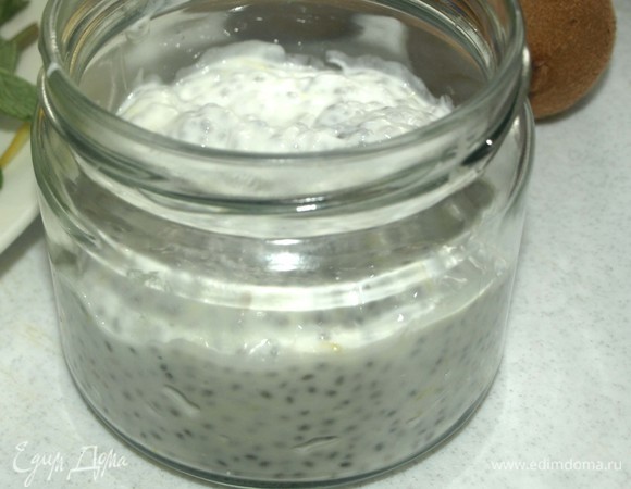 Наполнить пудингом чуть больше половины емкости, в которой будет подаваться десерт. У меня банка емкостью 250 г.