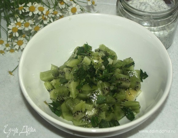 Киви очистить и нарезать кубиками. Мяту мелко порубить и соединить с киви.