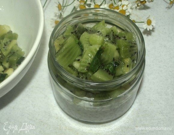 Добавляем к пудингу смесь мяты и киви.