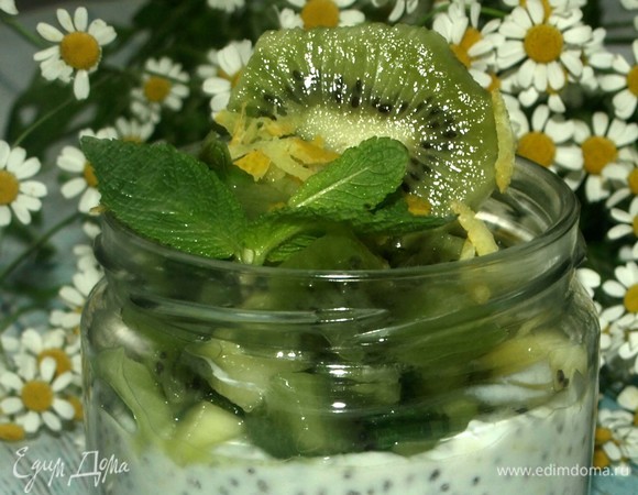 Посыпаем цедрой лимона. Украшаем листиком мяты и колечком киви. Можно подавать.