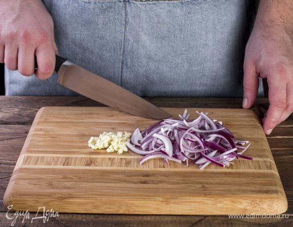 Лук нарежьте полукольцами, чеснок мелко порубите.