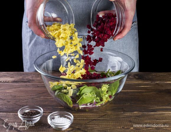 Добавьте отваренные свекольные и картофельные вегенсы.