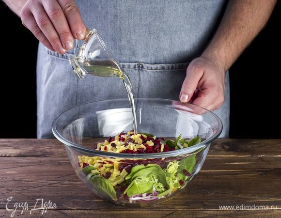 Добавьте соль и перец, заправьте салат маслом.