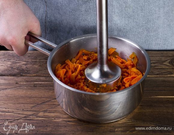 Морковные вегенсы измельчите с помощью блендера.