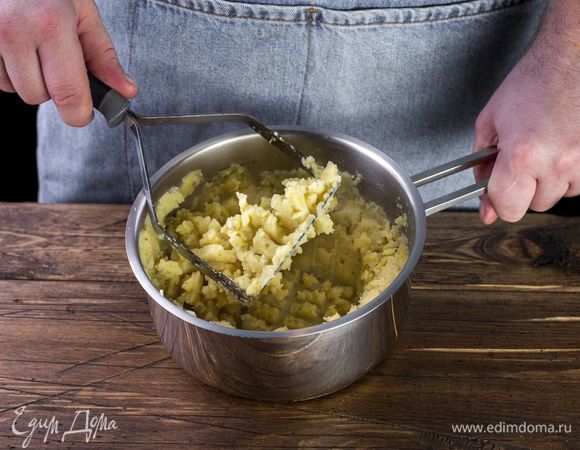 Из картофельных вегенсов приготовьте пюре при помощи толкушки.