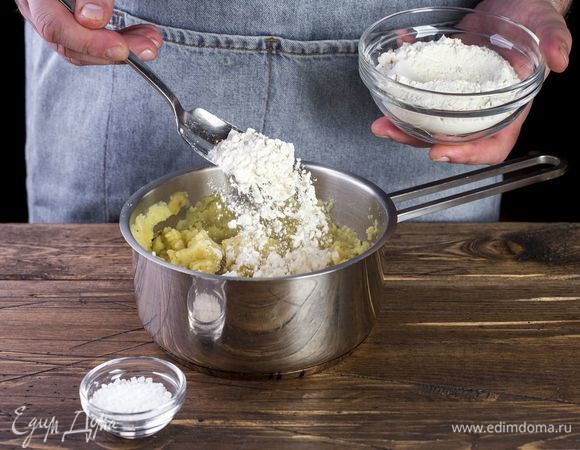Добавьте к пюре муку и соль, тщательно перемешайте.