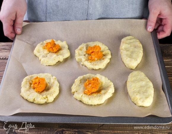 Из картофельной массы сделайте лепешки, сверху выложите морковную начинку. Сформируйте зразы.