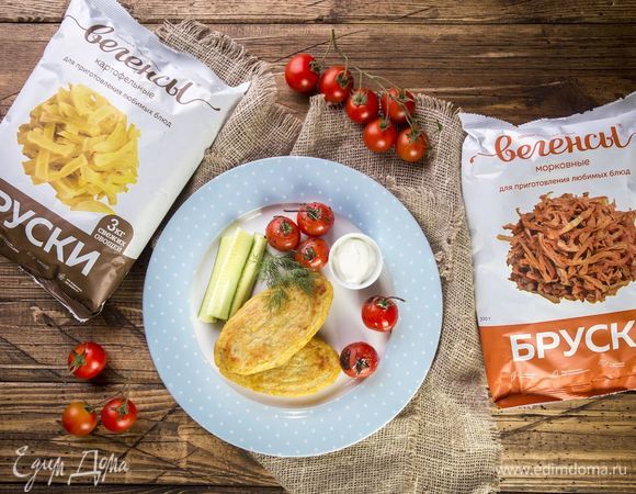 Запекайте 20 минут в разогретой до 200°C духовке под грилем или пожарьте зразы на сковородке. Подавайте готовые зразы со сметаной или с любым соусом по вашему вкусу. Приятного аппетита!