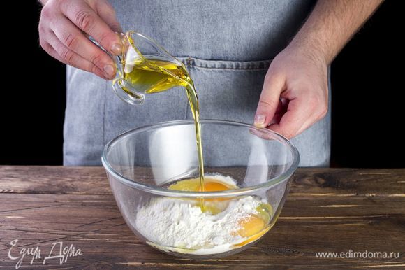 В миску насыпьте муку, сделайте в центре небольшое углубление, вбейте 2 яйца, влейте растительное масло, добавьте щепотку соли. Вымесите тесто, добавляя воду. Оставьте на полчаса. Выложите тесто в форму для выпечки, застеленную пергаментной бумагой.