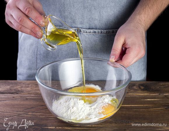 В миску насыпьте муку, сделайте в центре небольшое углубление, вбейте 2 яйца, влейте растительное масло, добавьте щепотку соли. Вымесите тесто, добавляя воду. Оставьте на полчаса. Выложите тесто в форму для выпечки, застеленную пергаментной бумагой.