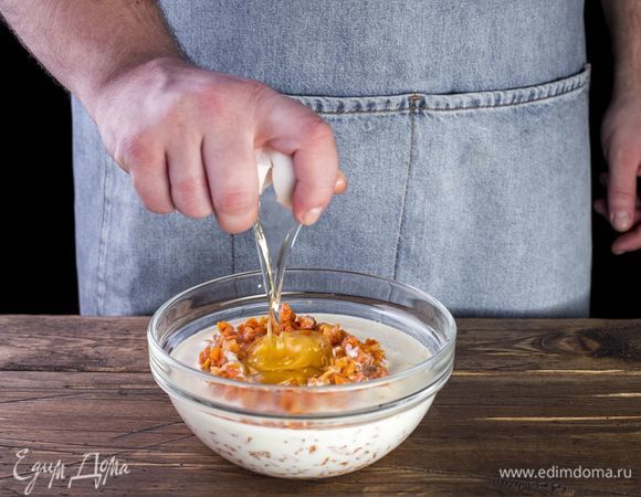 В большой емкости соедините отварные морковные вегенсы с молоком, сливками и одним яйцом. Добавьте растертый тмин с солью, перец по вкусу.