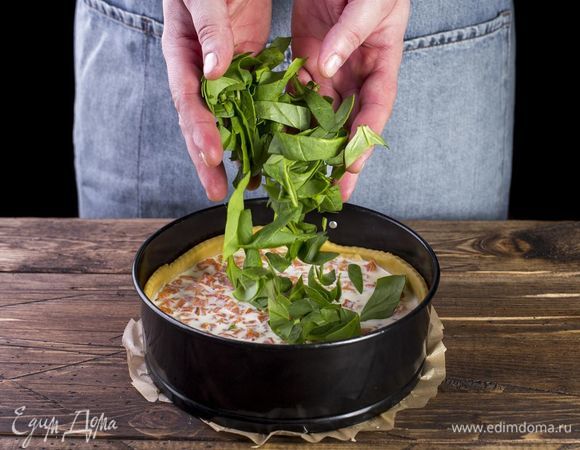 Выложите готовую начинку на тесто. Поверх начинки выложите шпинат.