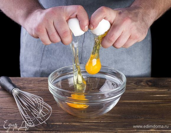 Филе трески разморозьте, промойте, обсушите. Взбейте яйца.
